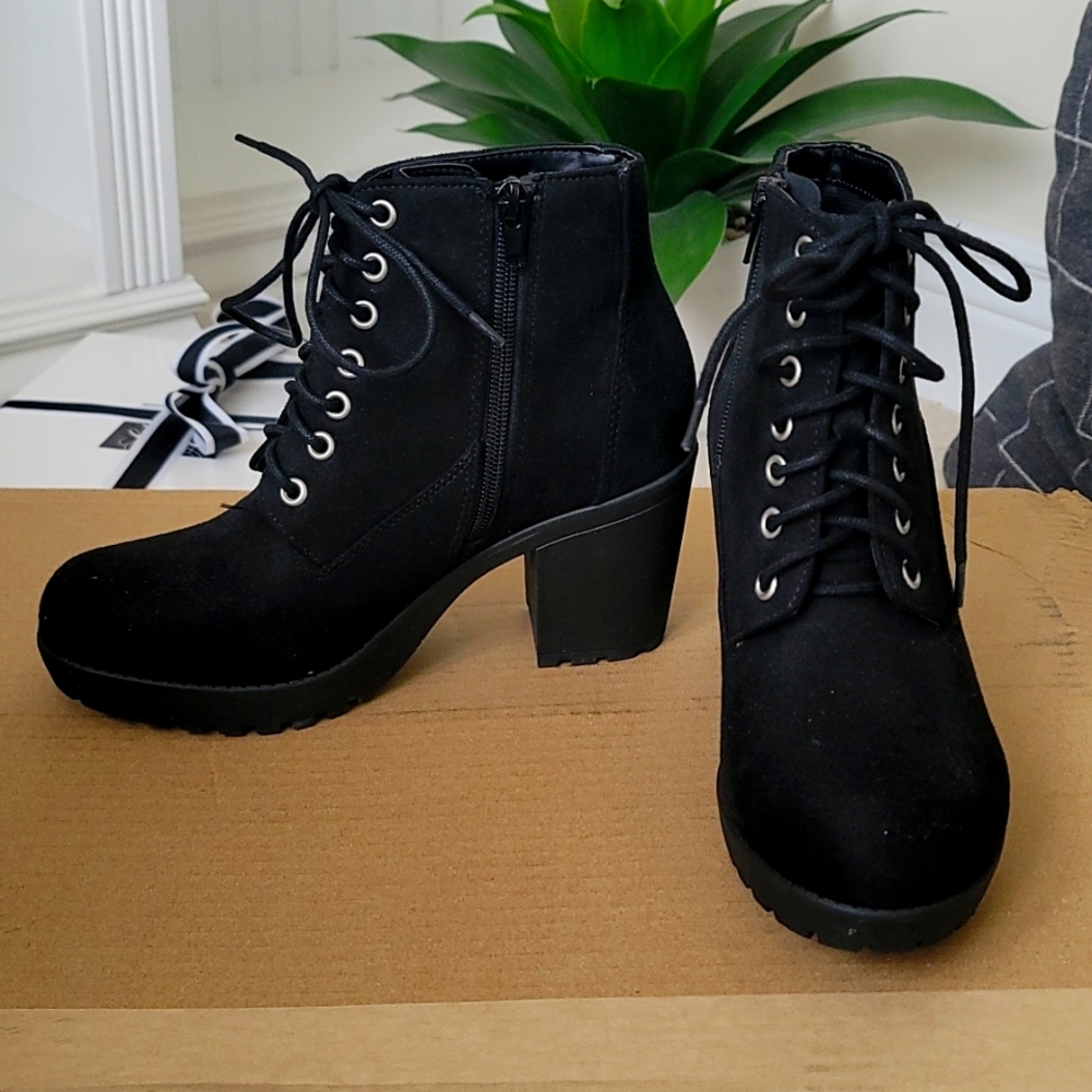 Soda boots size 7  black suede
